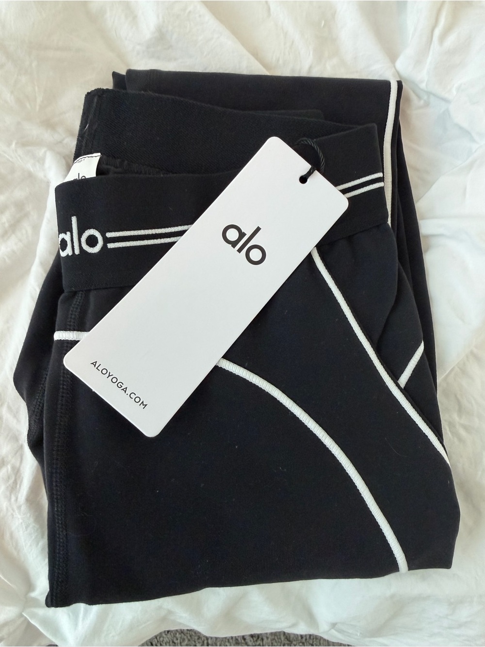 ALO Yoga Black Leggings with White Contrast Piping - Picture 4 of 4
